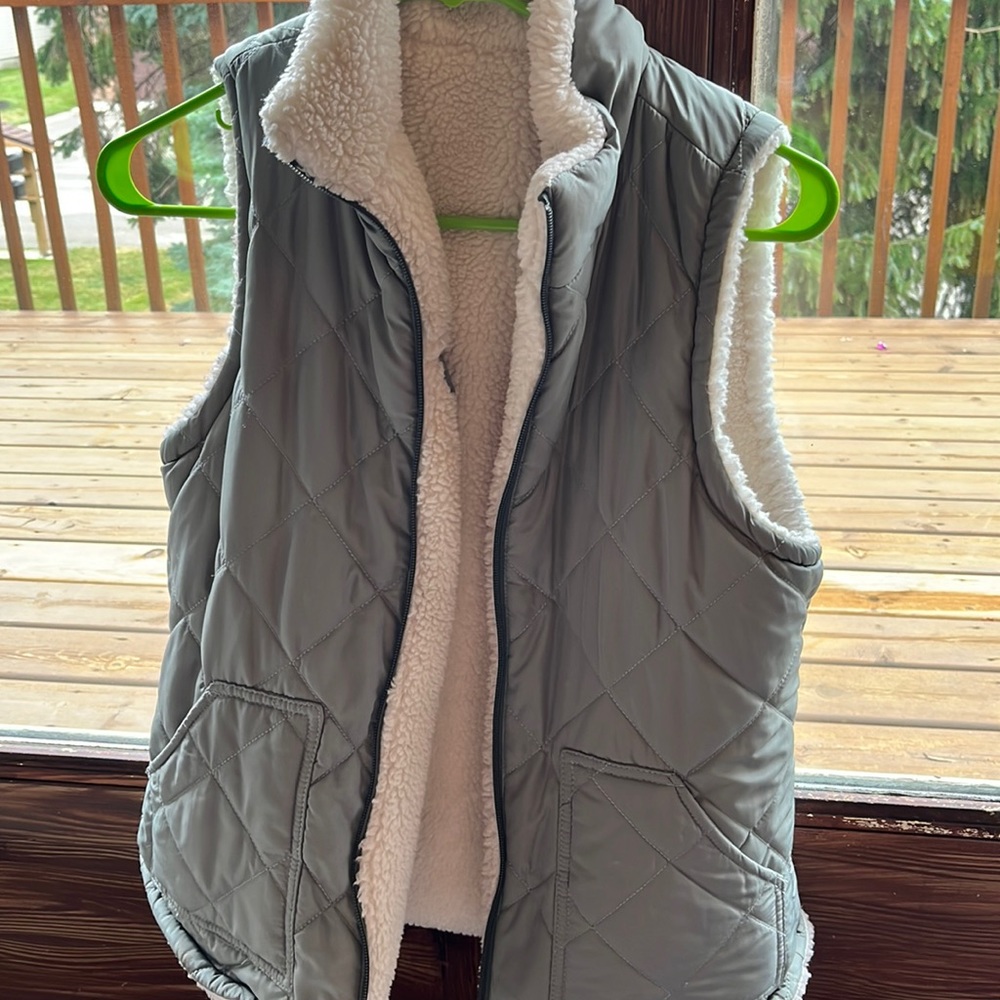Reversible vest with pockets